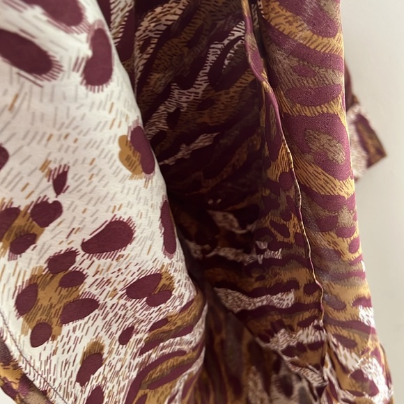 Parker Dress Size L • Deep front cut • Animal print with long Sleeves • - Picture 6 of 8